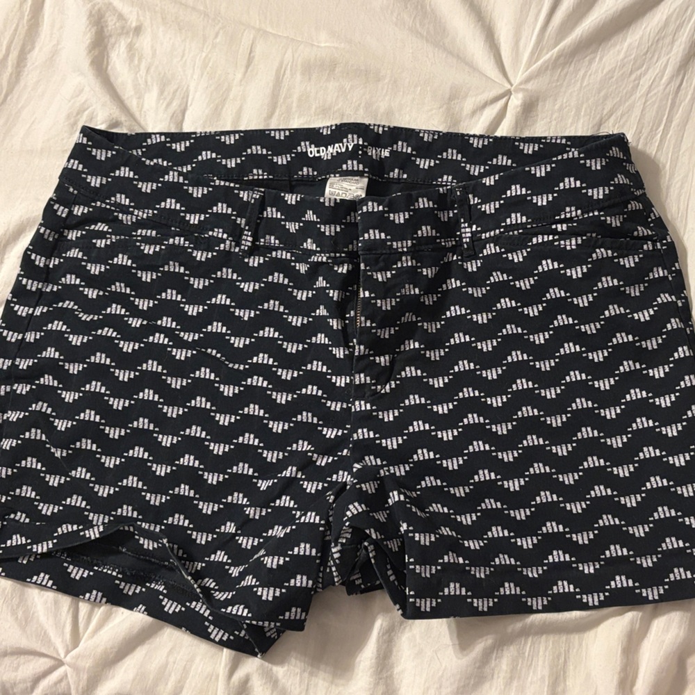 Old Navy Women's Black and White Patterned Shorts